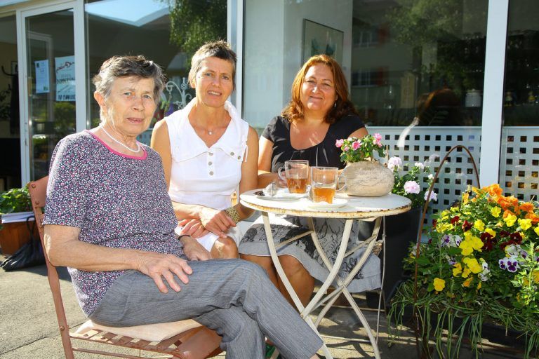 Betreiben das Café mit Leidenschaft: Susanne Schützenberger, Ulrike Egartner und Irmgard Lässer (v. l.) FOTOS: VN/Hofmeister, privat