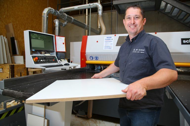 Betriebsleiter Harald Karg ist stolz auf das neue Gebäude. VN/Hofmeister