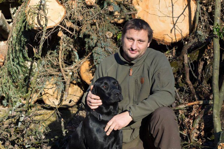 Betriebsleiter Ing. Elmar Nöckl mit seinem Hund.  Fotos: tmh  