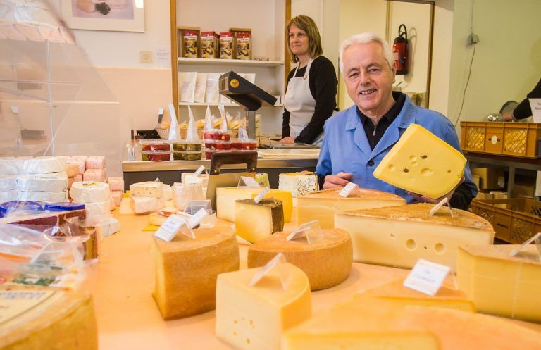 Bevor der Käse bei Kurt Konzett auf der Käsetheke landet, wird er im Reifekeller verfeinert und gepflegt, bis er einen einzigartigen Charakter aufweist. Foto: Philipp Steurer