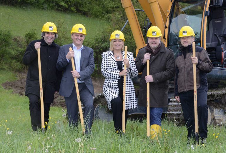 Bgm. Michael Tinkhauser, LR Harald Sonderegger, GF und Inhaberin Sabine Berlinger, Prok. Reinhold Köberle, Architekt Wolfgang Klien.