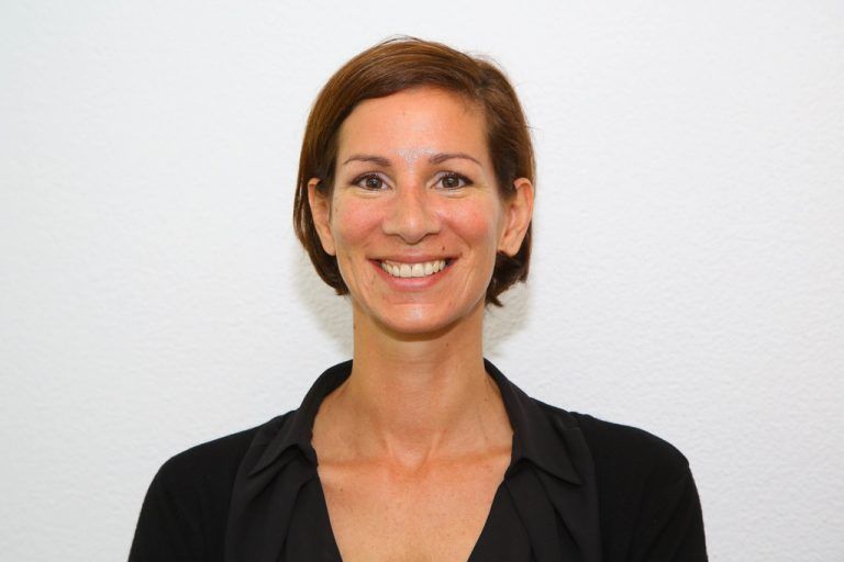 Bianca Lins,Mitarbeiterin Ich arbeite hier zwei Tage in der Woche. Die Tätigkeit ist wahnsinnig abwechslungsreich und spannend, wie ich finde. Aber auch eine sehr gute Ergänzung zu meinem Jus-Fernstudium.