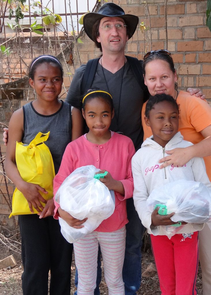 Birgit Hämmerle mit ihrem Mann Gebhard Fitz und drei ihrer Schützlinge im von ihnen unterstützten Waisenheim in Madagaskar. Fotos: Privat