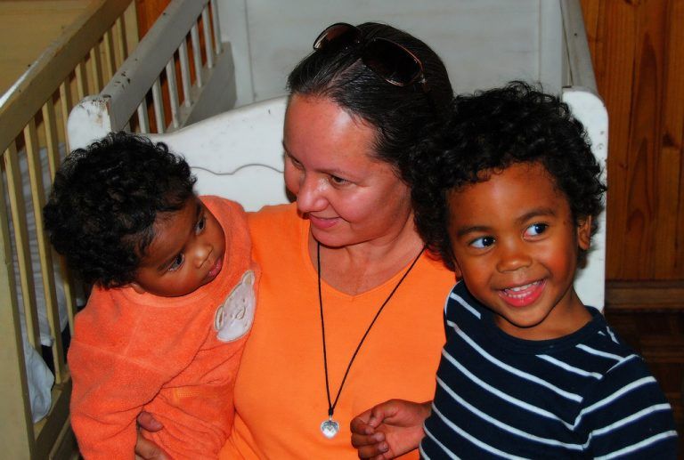 Birgit mit einem kleinen Schützling und ihrem Sohn Mika (r.).
