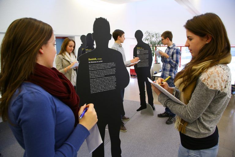 Bis zu 30 Klassen der Landesberufsschule Feldkirch haben die Ausstellung bereits besucht. Foto: VN/Hofmeister