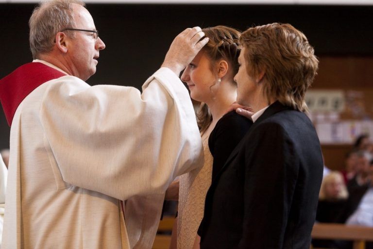 Bischof Benno firmt ein Mädchen: Der Geist soll es leiten und ermutigen.  Foto: Katholische Kirche