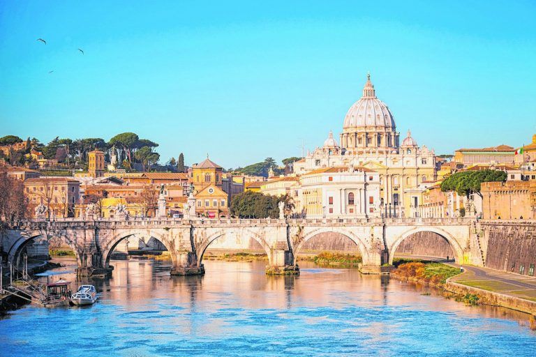 Blick auf den Tiber und den Petersdom. Fotos: shutterstock