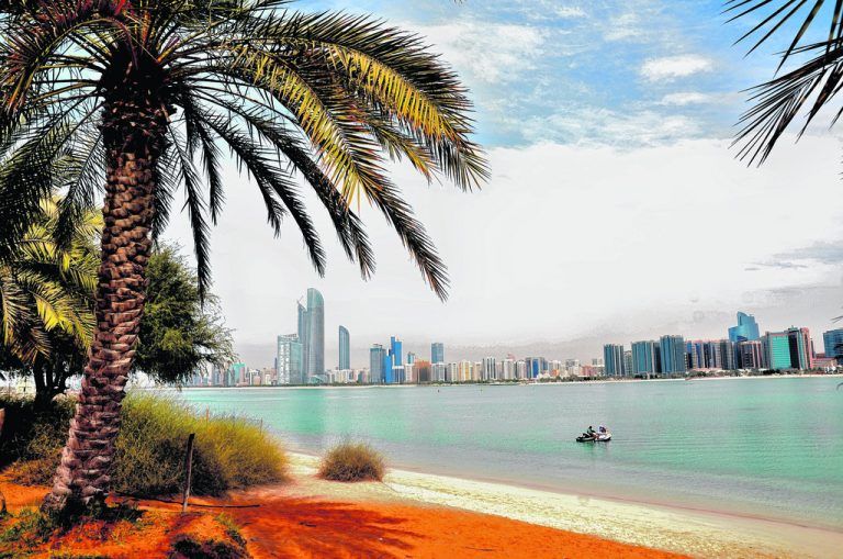 Blick von einer vorgelegenen Insel auf die Skyline von Abu Dhabi. Fotos: shutterstock (6)