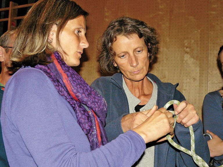 Blindheit muss nicht vom Klettern abhalten. Bei einem Workshop erhielten Betroffene den sichernden Achterknopf erklärt. Foto: Privat