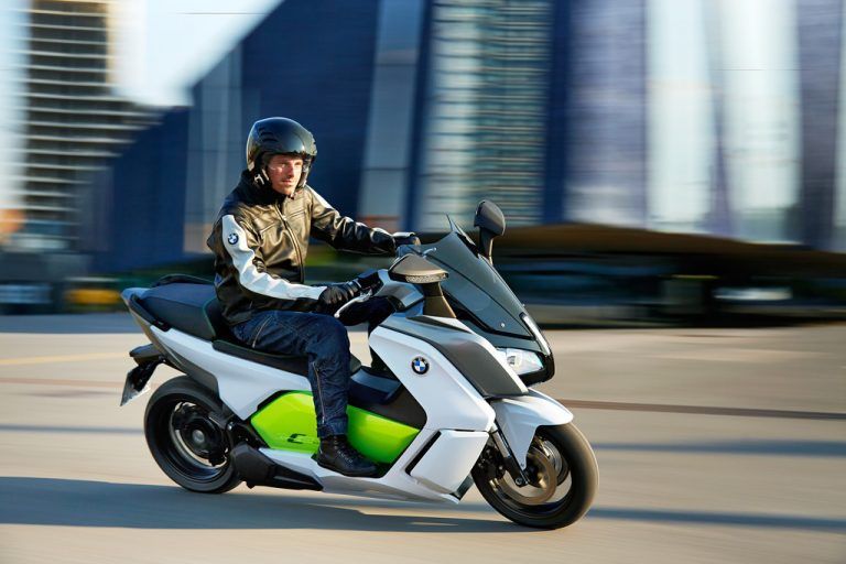 BMW Elektro-RollerMit dem BMW C evolution bringen die Bayern ihren ersten Elektro-Roller auf den Markt. Er soll bis zu 35 kW Spitzenleistung liefern. Das maximale Drehmoment von 72 Nm wird bei 4500 U/min liegen. Reichweite? 100 Kilometer. Die Technik der Lithium-Ionen-Batterien stammt aus dem BMW-Elektro-Auto i3. Die drei Speichermodule zu je 10 Zellen mit einer Kapazität von 60 Ah bei 3,7 Volt sollen in vier Stunden vollständig geladen sein.Rund 15.000 Euro kostet das Vergnügen.