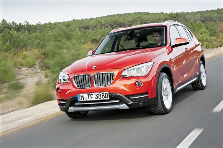 BMW X1: Er ist der Kleinste und Jüngste der bayerischen X-Baureihen. Die Einsteiger-Version des Kompakt-SUV ist – noch – heckgetrieben.