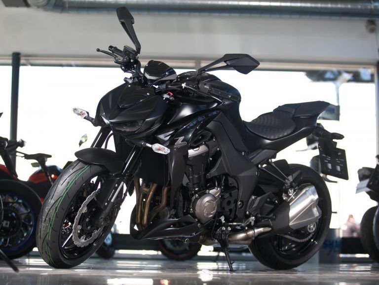 BösewichtSo sieht also ein Sporttourer aus. Aber keine Angst, die Kawasaki Z 1000 SX beißt nicht. Obwohl sie mit 142 PS und einem maximalen Drehmoment von 111 Nm bei 7300/min wirklich bissig ausgestattet wurde. Für 2014 wurde das Kraftpaket technisch überarbeitet. 14.200 Euro kostet die Böse.