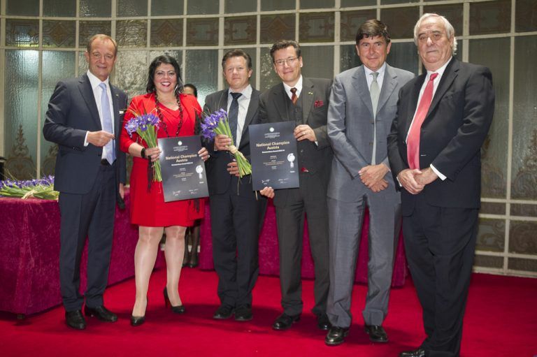 Brigitte Maier, CEO entec (2.v.l.) und Berater Jürgen Piffer (3.v.r.).