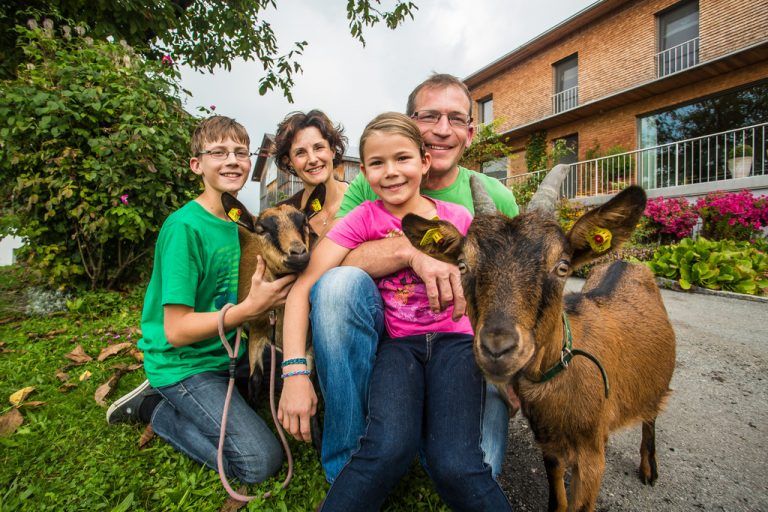 Brigitte und Bertram Seeberger mit den Kindern Jonas und Lisa halten neben Kühen, Pferden, Hühnern und Enten auch Ziegen.