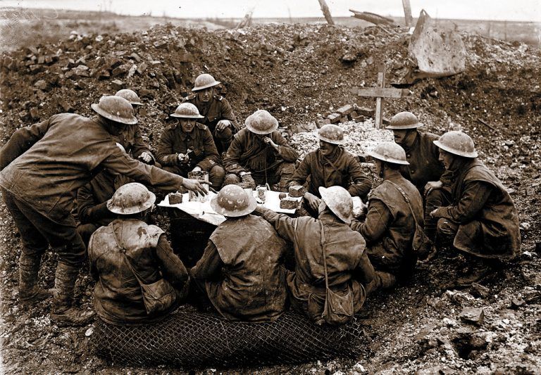 Britische Soldaten verzehren ihr Weihnachtsessen in einem Bombentrichter bei Beaumont Hamel.  Foto: IWM