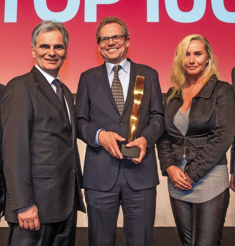 Bundeskanzler Werner Faymann und VN-CR Verena Daum-Kuzmanovic gratulieren Johannes Collini zum VN-Wirtschaftspreis 2015.