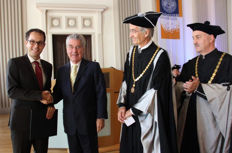 Bundespräsident Heinz Fischer ehrt den Auer Mathias Moosbrugger.  Foto: APA