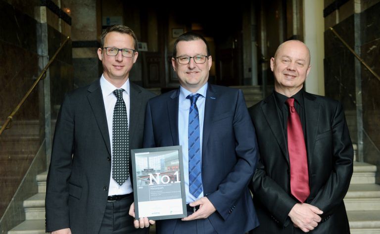 Burkhard Dünser (Mitte), Hannes Lindner von Standort + Markt sowie Dr. Joachim Will von ecostra (v.l.n.r.). Foto: Heribert Corn