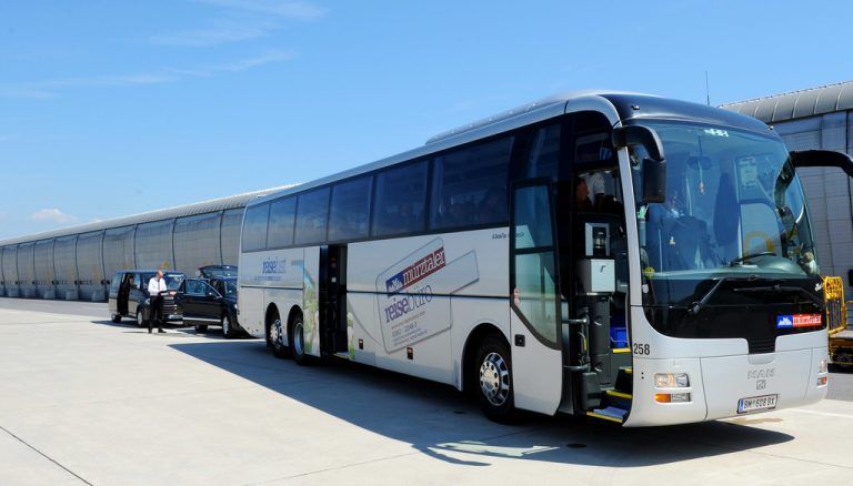 Busunternehmen stehen wegen der Weiterbildungsauflagen zunehmend unter Druck. Foto: GEPA