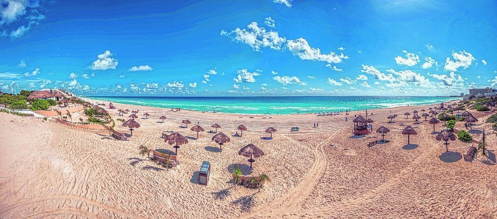 Karibik und weißer Sandstrand in Cancún