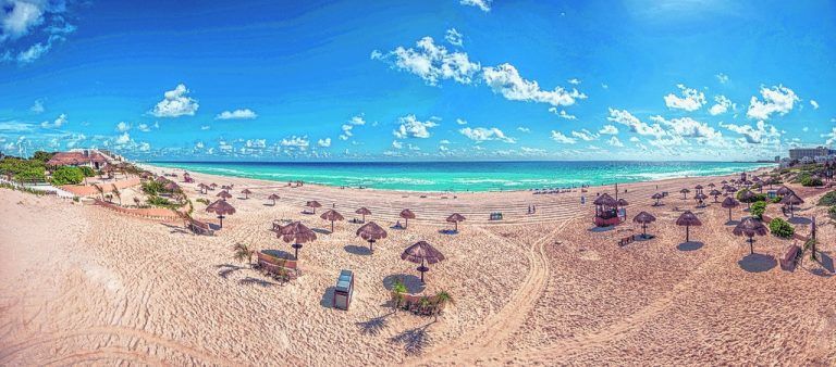 Cancún ist eines der beliebtesten Urlaubsziele in Mexiko. Wunderschöne Karibikstrände bieten Abwechslung zur Maya-Kultur.