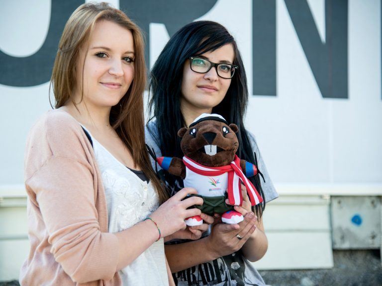 Chiara Bitschnau und Megan Hasberger, Schülerinnen der HTL Dornbirn , präsentieren das Maskottchen Alpy. Foto: gepa
