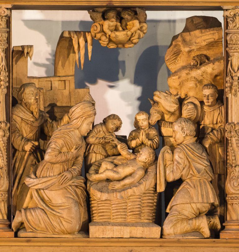 Christi GeburtGnädig reicht das neugeborene Christkind dem Hirtenjungen eine Hand. Der hl. Josef hält eine Stück Stoff bereit, um das Kind zu bekleiden, die Mutter Gottes trägt ein zeitgenössisches Gewand aus dem 16. Jahrhundert. Ochs und Esel sind sichtlich erfreut.