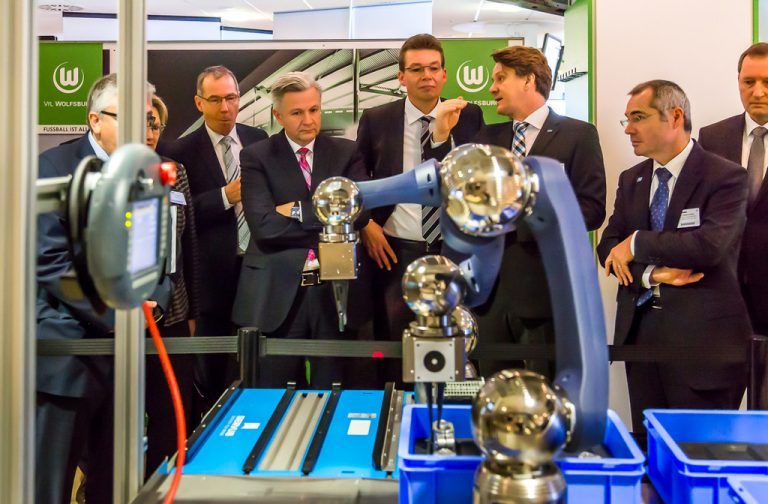 Christian Beer, Inhaber und Geschäftsführer von Servus Intralogistics, präsentierte beim „Innovative Logistics Solution Day“ in Wolfsburg.