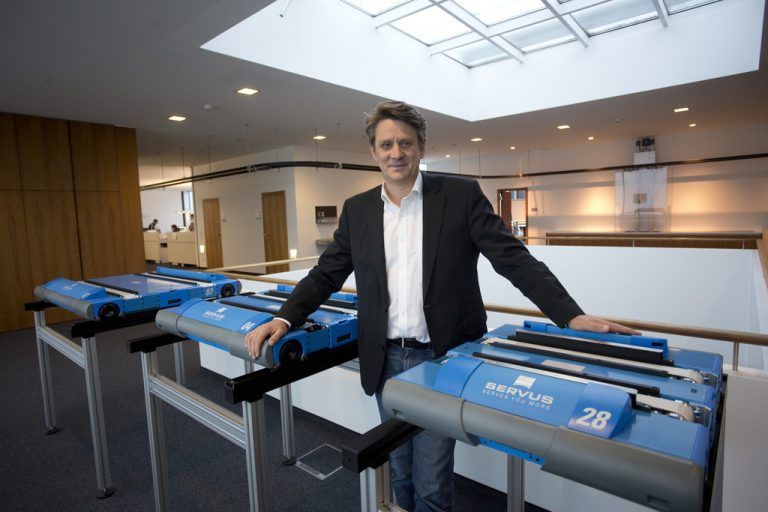 Christian Beer von der Unternehmensgruppe Heron verlässt sich beim Licht auf die Zumtobel Group. Foto: VN/Hartinger