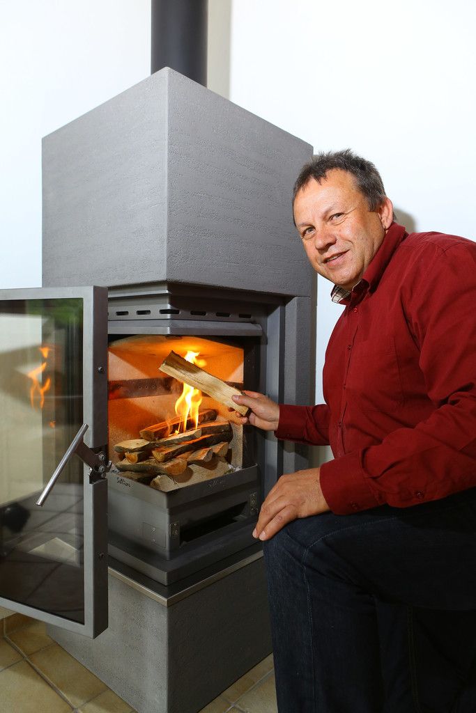 Christian Spiegl von der „Schliser“-Ofenmanufaktur: Seine Leidenschaft gilt dem Feuer. Foto: VN/ Hofmeister