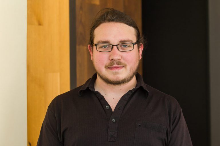 ChristianStampfer, BüroIch schätze das familiäre Klima und die Kleinheit der Firma. Im Büro bin ich richtig, weil ich lieber mit dem Kopf als mit den Händen arbeite.