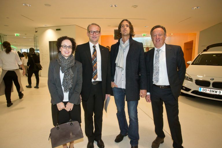 Christine Schwarz-Fuchs (l.), Vorstandsdirektor Reinhard Gojer, Harald Gamper und Landesdirektor Engelbert Wiedl (Donau Versicherung).