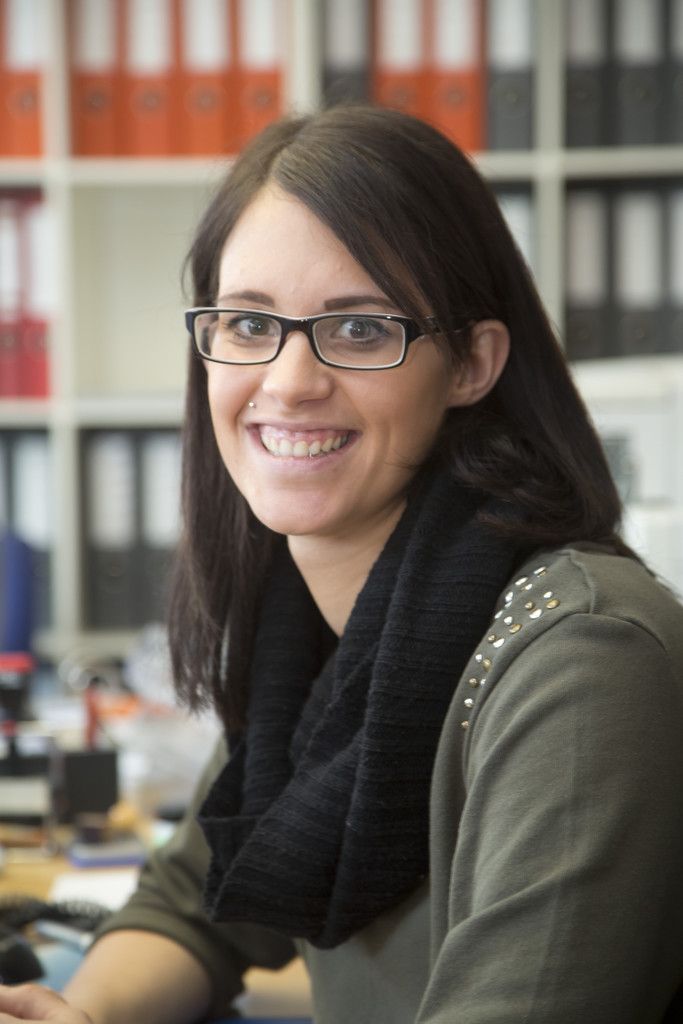 Claudia Riba, Buchhaltung Wir sind ein tolles Frauenteam und helfen zusammen. Obwohl ich viel mit Zahlen zu tun habe, finde ich meine Arbeit abwechslungsreich.