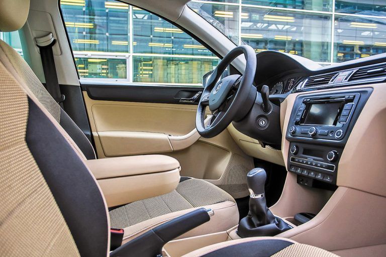 Cockpit ist übersichtlich und funktional gestaltet.