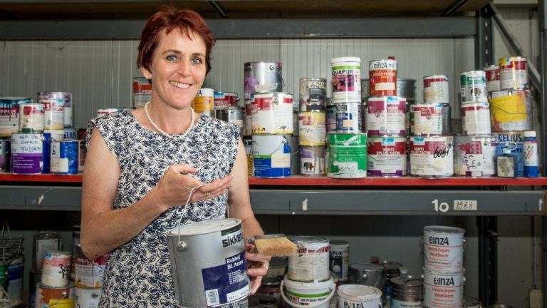 Dagmar Bösch-Ebenbichler managt den Malerbetrieb zwar vom Büro aus. Das Handwerk hat sie aber von der Pike auf gelernt. Fotos: Oliver Lerch