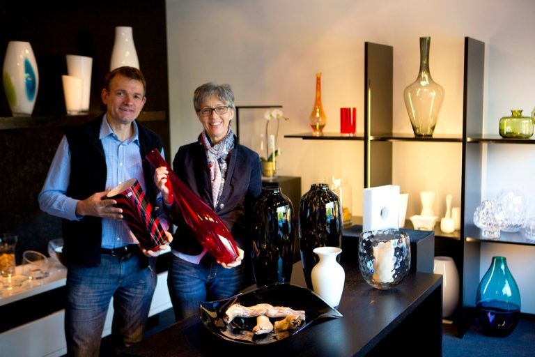 Dagmar und Elmar Kalb bieten mit ihrem Geschäft „1000 Vasen“ genau das an. Foto: Symbol, VN-Hartinger