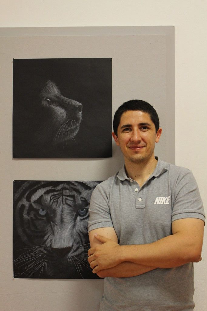 Daniel Rendón Guerrero freut sich, wenn seine Schüler Interesse zeigen, und ist stolz auf deren Werke. Foto: sis