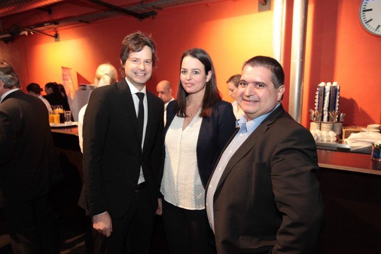 Daniel Wüstner (Rauch Fruchtsäfte, l.) mit VN-Redakteuren Hanna Reiner und Andreas Scalet.