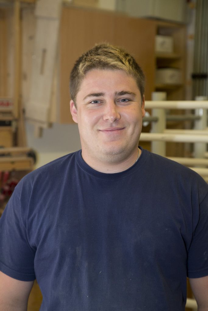 Daniel WundTischlereitechnikerMein Opa brachte mir die ersten handwerklichen Dinge bei. Seither liebe ich das Arbeiten mit den Händen und vor allem mit Holz.