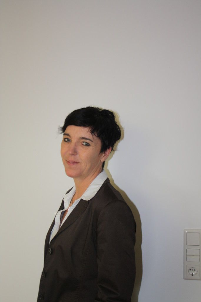 Daniela Defranceschi, Immobilienverwaltung Mir gefällt die Vielseitigkeit an diesem Beruf. Ich stehe oft mit Kunden und Lieferanten in Kontakt. Somit lerne ich die unterschiedlichsten Persönlichkeiten kennen. Außerdem mag ich das eigenständige und verantwortungsvolle Arbeiten.