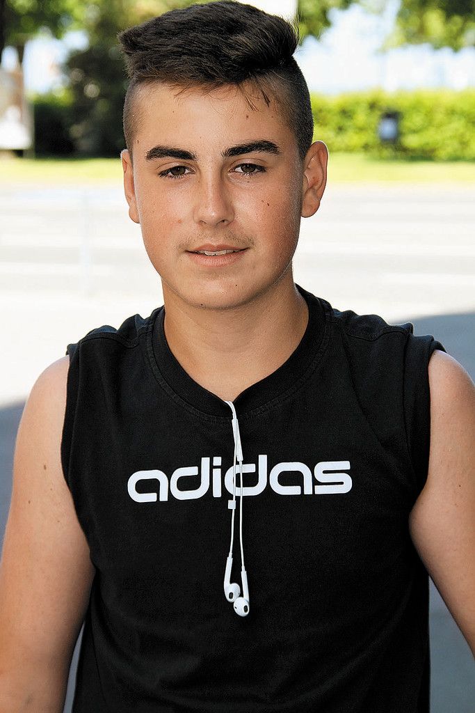 Darko Kalinovic,15 Jahre, HardAls wir uns in Bregenz am See und in der Stadt auf den Weg machten, um Fotos von herumliegendem Müll für unser Projekt zu fotografieren, mussten wir uns richtig anstrengen, um welchen zu finden. Natürlich findet man hier und da herumliegenden Müll, aber eigentlich ist es sehr sauber.
