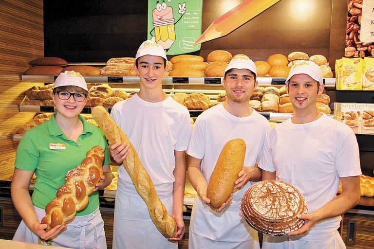 Das Begle-Lehrlings-Team (v. l.): Hanna Bickel (Bereich Handel), die Lehrlinge Marcel Rohrer und Sandro Koch mit Andreas Falch (Bäckerei). Foto: Meznar