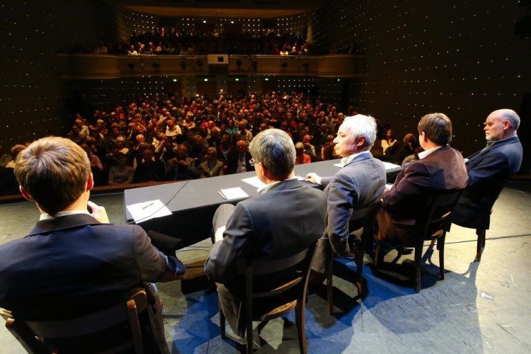 Das bürgerschaftliche Engagement der Genossenschaft „mehramsee“ trägt Früchte: Mehr als 500 Interessierte kamen am Sonntagabend zur Filmpremiere von „Ein Paradies mit Schönheitsfehlern“. Selbst am Rang waren nicht genügend Sitzplätze vorhanden. Die anschließende Diskussion wurde von VN-Redakteur Thomas Matt moderiert.  Fotos: VN/Hofmeister