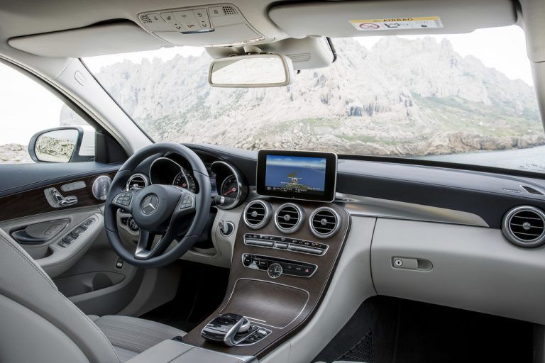 Das Cockpit: fesch und telekommunikativ voll gerüstet.