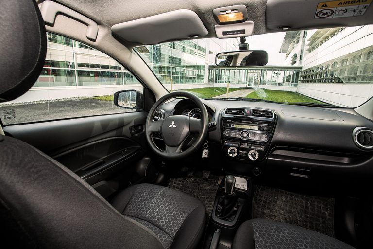 Das Cockpit ist ebenso schlicht wie übersichtlich.
