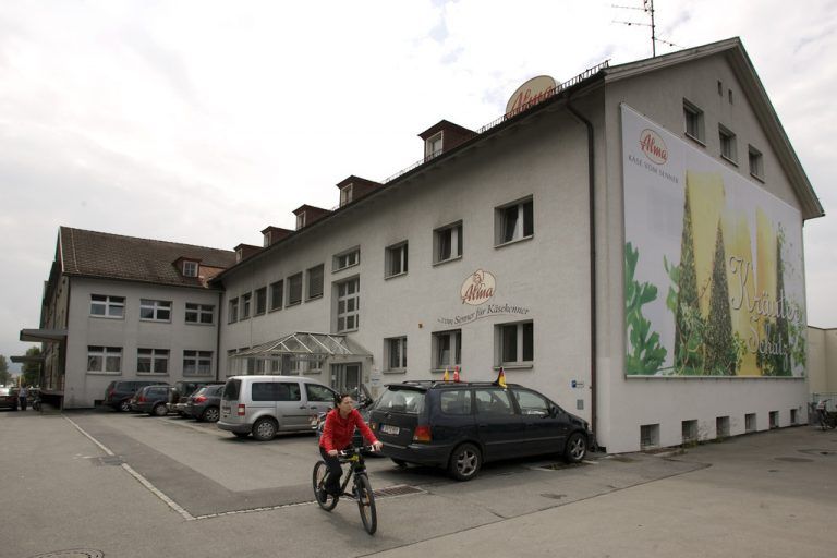 Das Gebäude der Firma Alma in Hard. Das Käslädele sowie das Bergkäselager bleiben am Standort weiterhin bestehen. Foto: VN