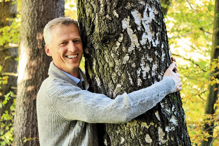 Das ist wahre Naturliebe: Erwin Thoma könnte sich ein Leben ohne Holz nicht vorstellen. Foto: verlag