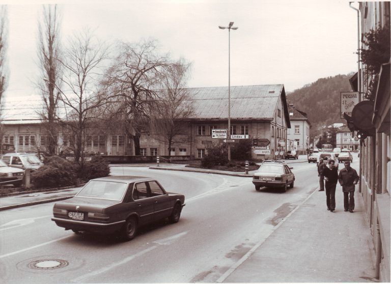 Das KWD-Areal (links im April 1988, Mitte vor 1965) diente den ÖBB als Busgarage und Werkstatt. Im März 2004 sind die Wohn- und Bürotürme der heutigen Nutzung schon weit gediehen.