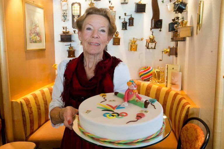 Das Logo der Winterspiele auf den Torten im Café Frederic in Schruns. Seniorchefin Irmgard Senn ist sichtlich stolz. Fotos: Steurer