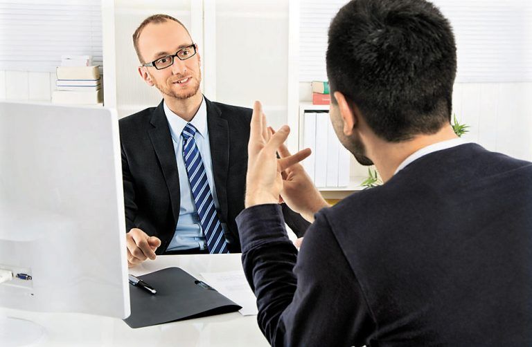 Das Mitarbeitergespräch bietet die Chance, auch mal ganz vorsichtig Kritik am Vorgesetzten zu üben.